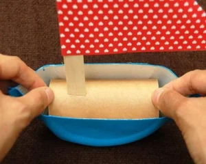 کاردستی قایق با ظرف یکبار مصرف-آموزش ساخت مرحله دهم